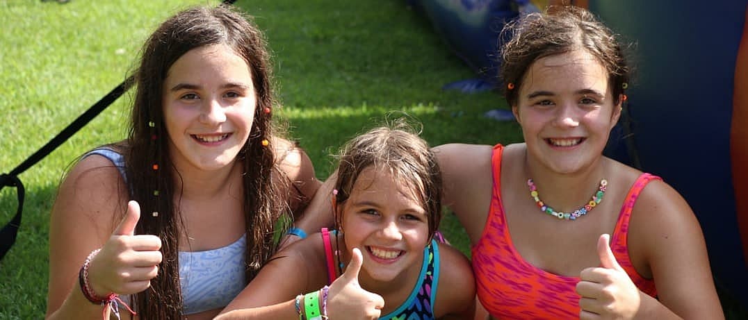 camp girls thumbs up