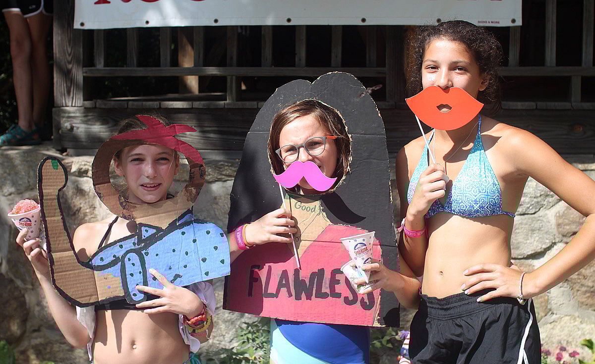 photo props girls at camp