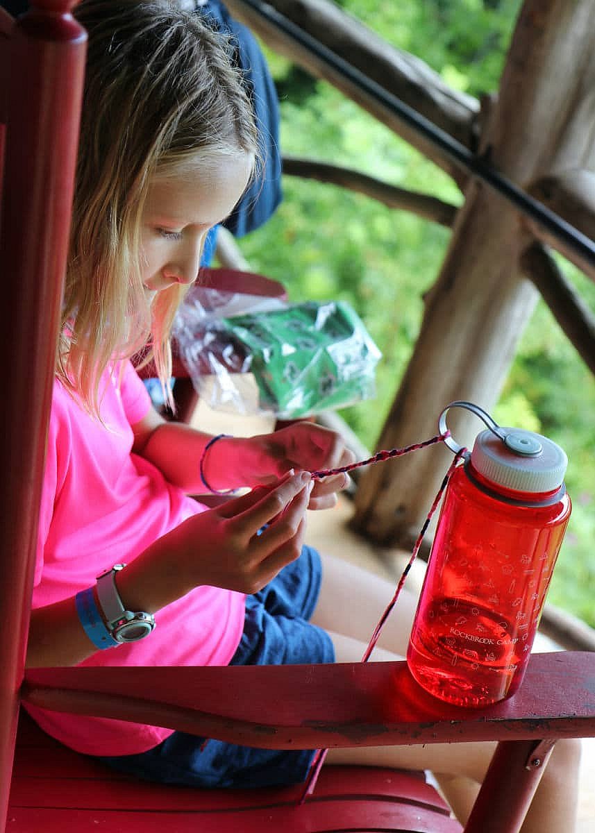 summer camp bracelet making