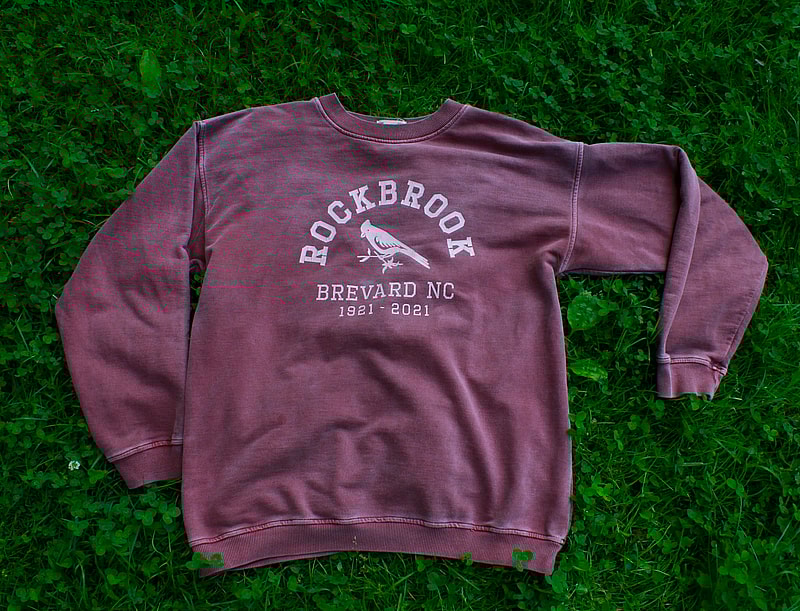 cranberry crew pullover in grass