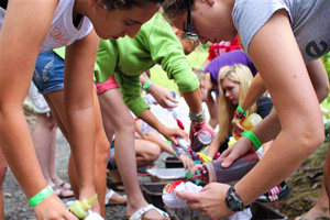 Campers making tie dye t-shirts