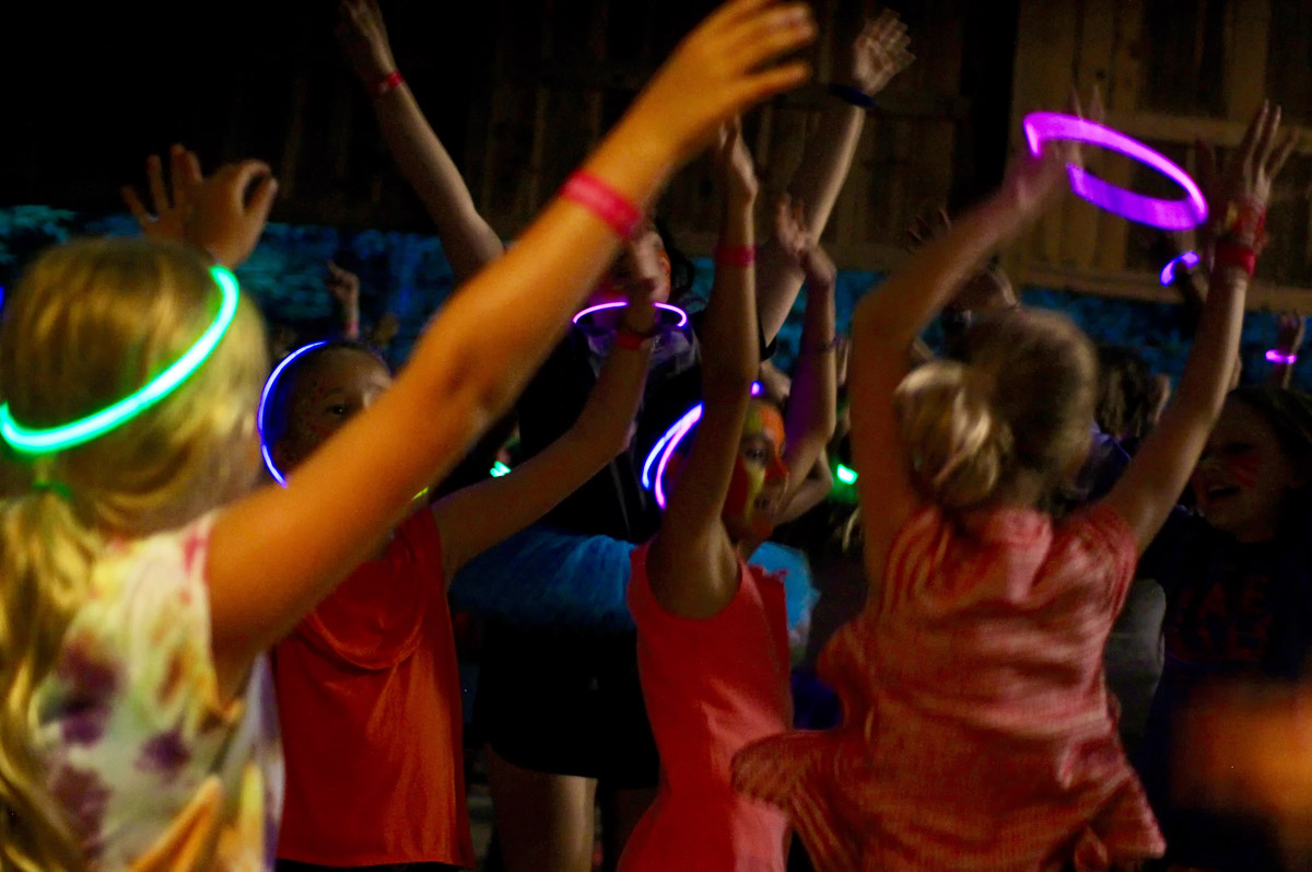 all girl glow stick dance