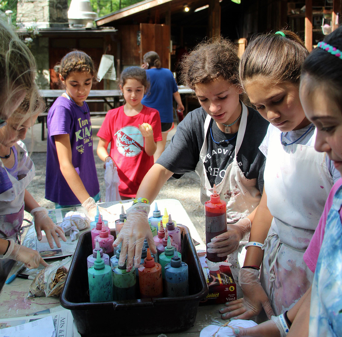 girls making a tie dye at camp