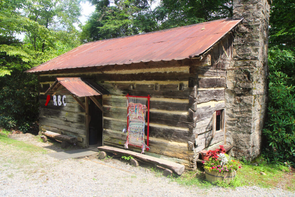 Curosty Weaving Cabin